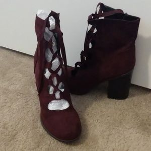 Boots in burgundy